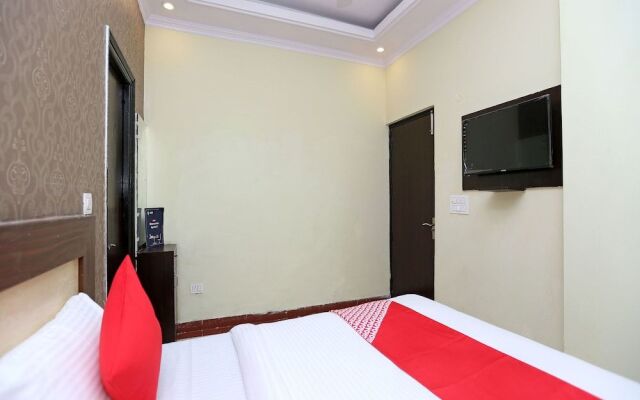 OYO 15525 Signature Inn