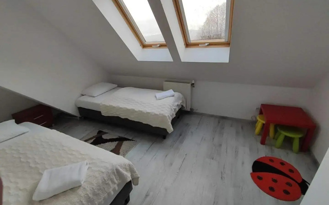 Domek Karpatka 1 przy wyciągu narciarskim