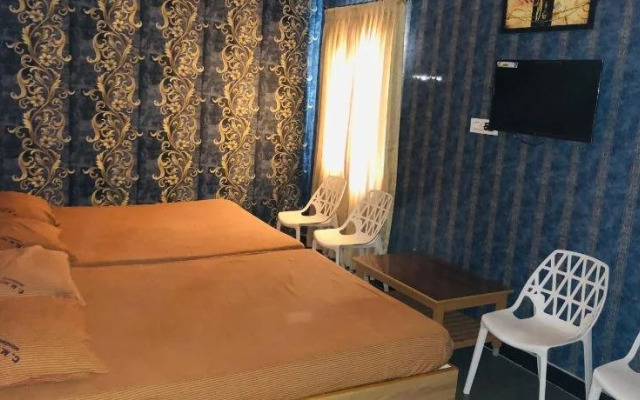 C M Hotel