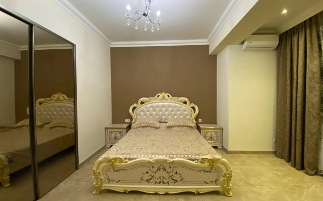 Teryan street 3 bedrooms Luxury and Unique apartment TT777
