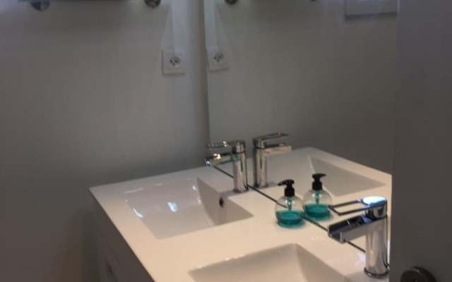 Panoramic White House Suite in Tulle