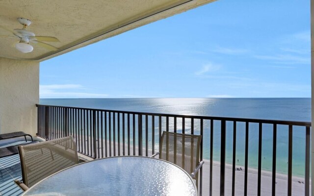 Charming Beachfront Condo With Pool, spa and Views