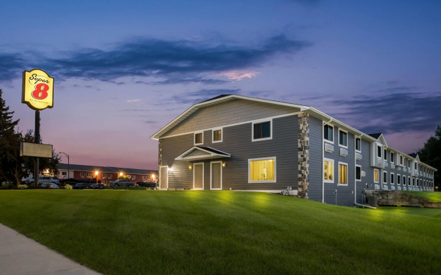 Super 8 by Wyndham Alexandria MN