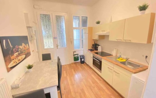 City Apartment - 5 min to Metro