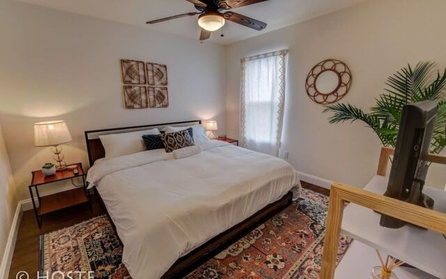 Romantic Getaway King Bed 1min to Restaurants!