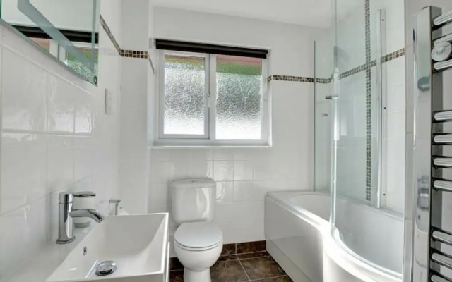 Beautiful Holiday Home in Mawgan Porth With Garden