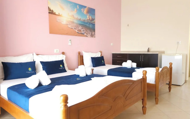 Friends House - Borsh Hotel