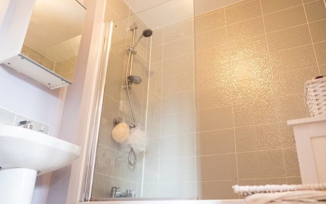 Modern Canalside City Townhouse - Parking & Garden