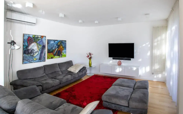 Donatella Home