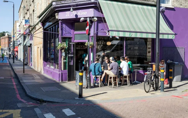 Albert Bridge Road II by Onefinestay