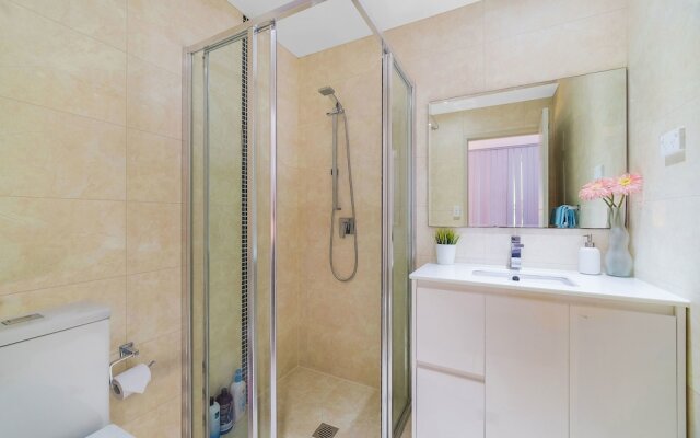 Near Airport & Train Station Stylish Two-Story Apartment