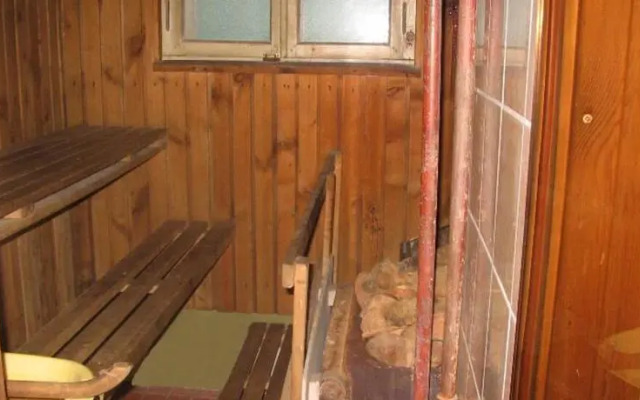 Livonia Holiday House