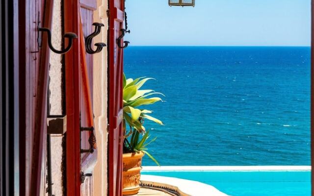 Outstanding beachfront villa Fuengirola