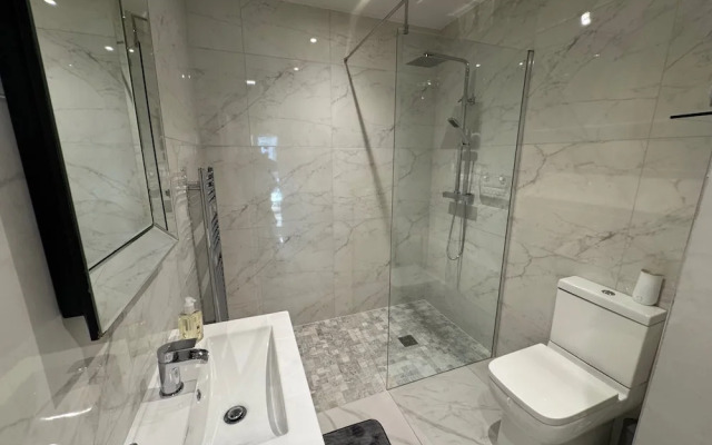 Luxury Full Apartment Free Secure Parking King bed