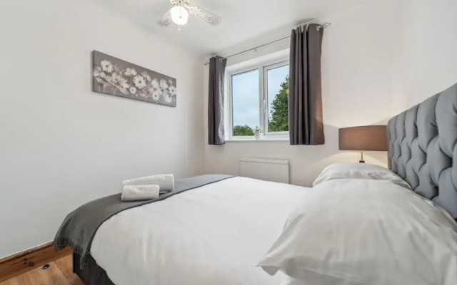Spacious Home - Sleeps 10 - Free Parking - Pets