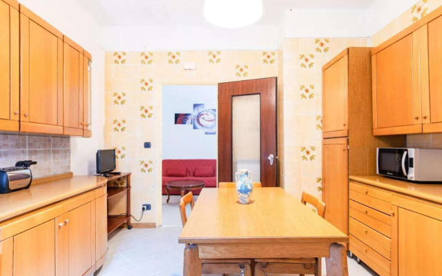 Dante Subway Apartment