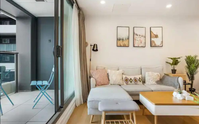 Cosy Two Bedroom Apartment W Balcony, Pool And Gym