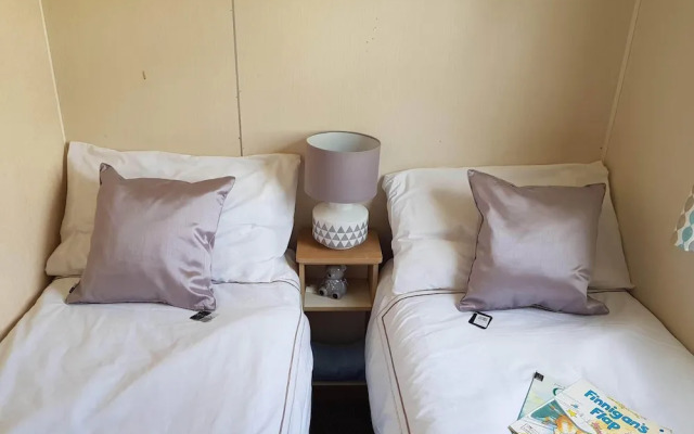 Pool-garden-2br-parking-wifi-sleeps6