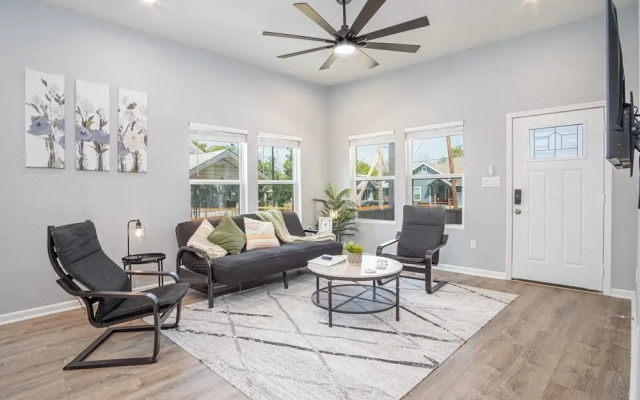 Inviting 4br/2ba Near Downtown & Riverwalk