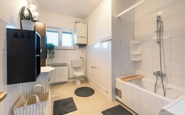 Spacious 2 Bedroom Apartment With Balcony