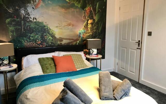 Stylish 3 Bedroom House Only 5 Mins From M6/m58