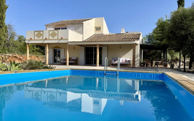 Casa Colinas Roxas by Portucasa