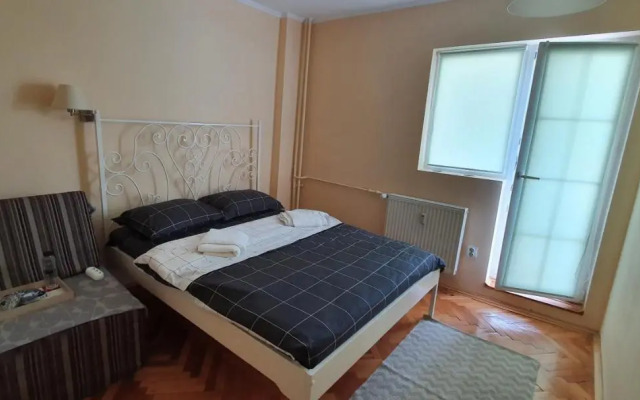 Between Parks - King Bed - Central - Football field