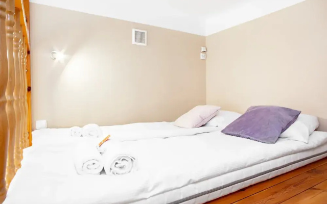 Apartment Swietojanska Warsaw by Renters