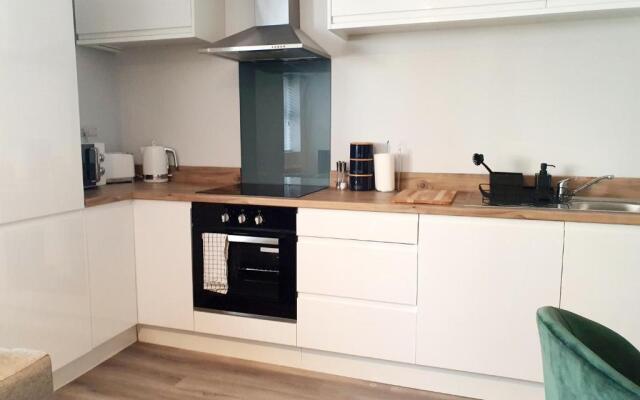 Beautiful Modern Studio Town Centre Close to Beach