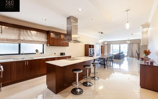Luxury APT with HOT TUB & BBQ with Valletta views by 360 Estates