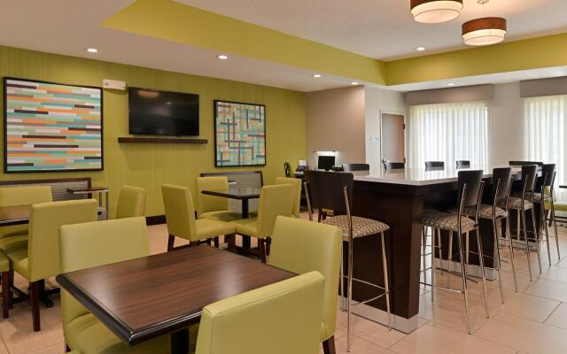 Holiday Inn Express Hotel & Suites Cincinnati-Blue Ash by IHG
