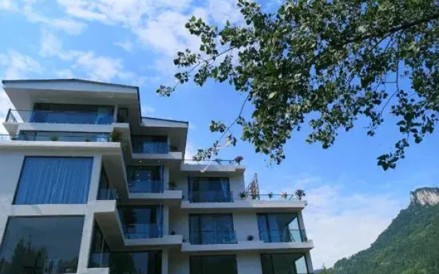 Ranqi Art Hostel