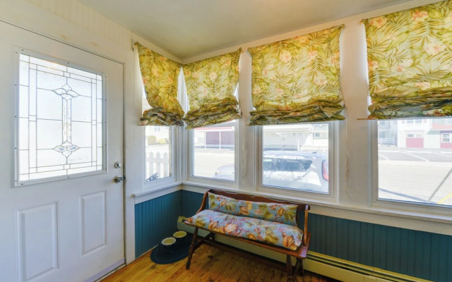 Wildwood Apartment - Porch & Enclosed Sunroom!