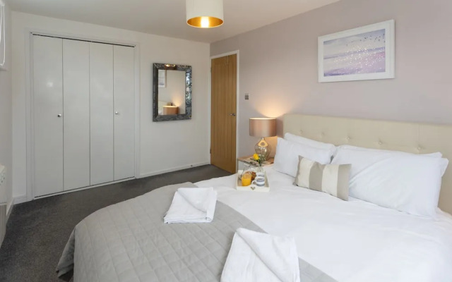 Stunning 2 bed Seaside Apartment With Sea Views