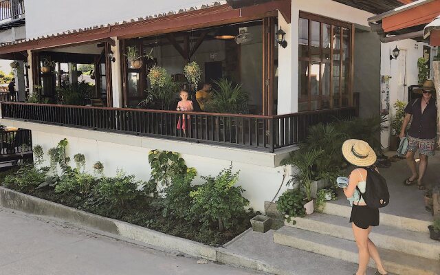 The Reef Hotel & Studios