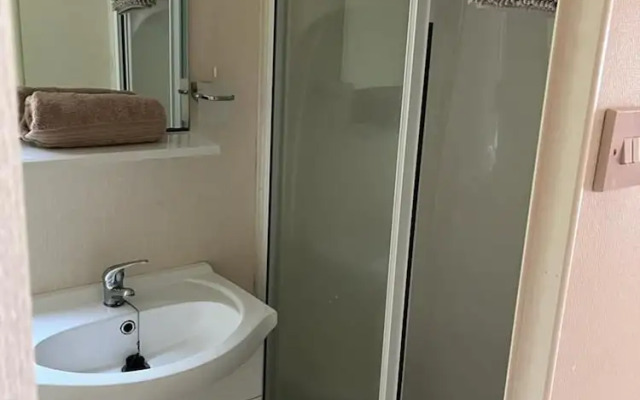 Spacious 2 bed Holiday Home Entertainment on Site
