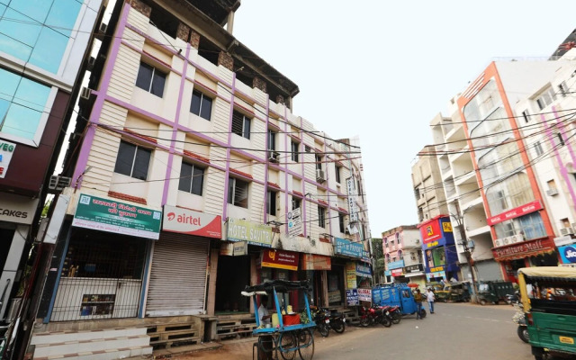 SPOT ON 45472 Hotel Savitri