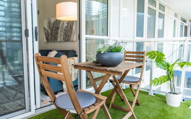 QuickStay - Premium 2-Bedroom with CN Tower & Lake Views