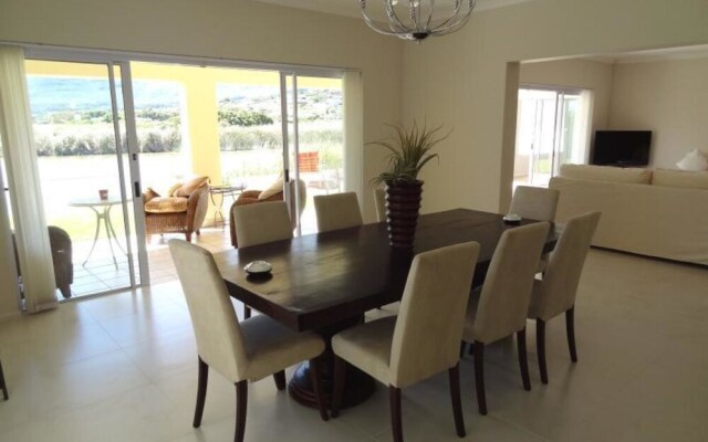 Stunning 3-bed Lakeside Villa With Private Pool