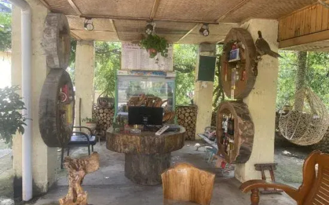 Zhuquanshan Gangzishu Restaurant B&B