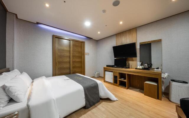 Golden Business Hotel