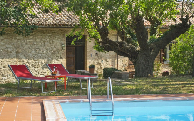 A total immersion in greenery and tranquillity.-Casale LUISA