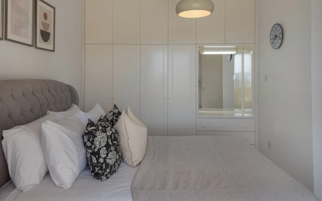 Phaedrus Living: Seaview Hilltop Maisonette
