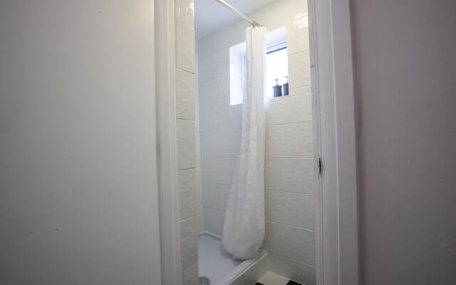 2 Bedrooms Apartment GF Central London
