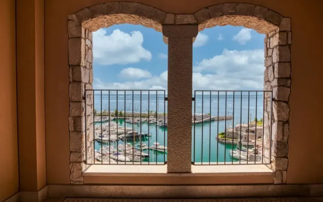The Lady in Red Studio Flat with Sea View Terrace