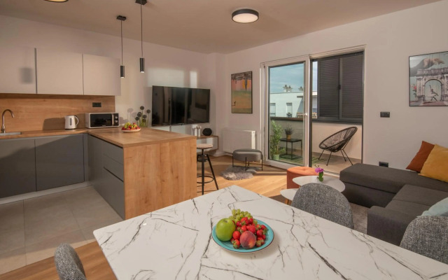 LUX 3 Bedroom Suite with FREE Private Parking