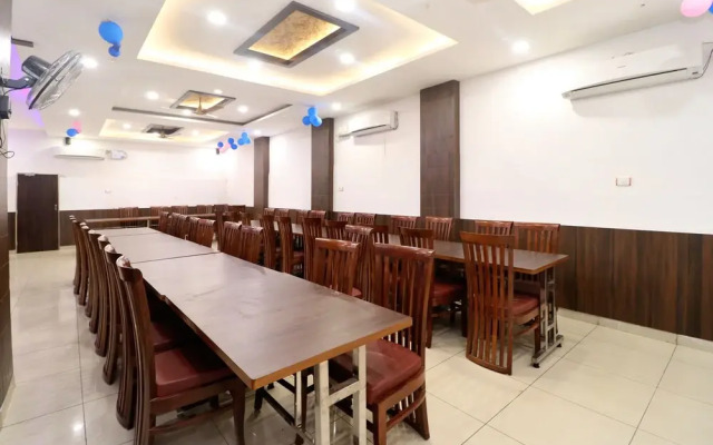 Oyo 31026 Samrat Regency