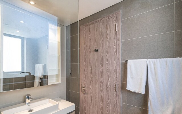 LUX Contemporary Suite Marina View 2