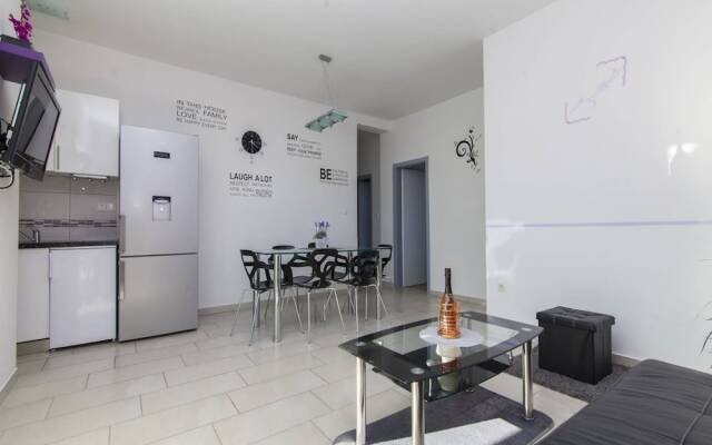 Restful Villa in Brodarica With Sauna