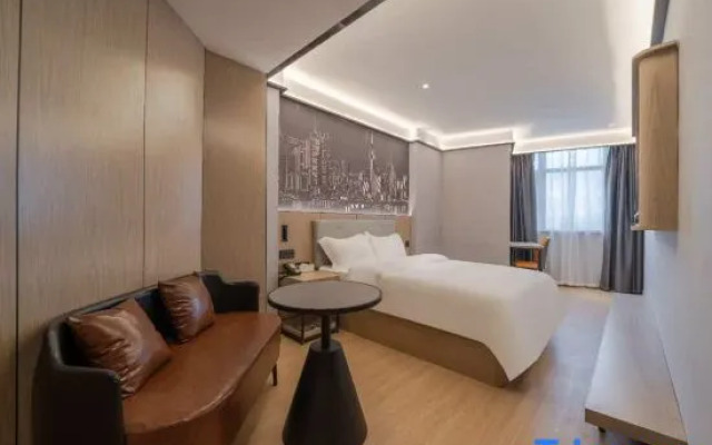 Waiting Hotel (Ruijin Hospital Dapuqiao Metro Station)